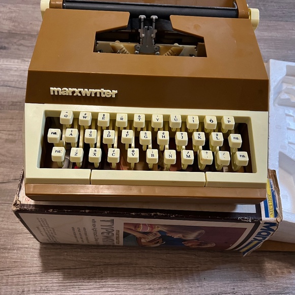 Vintage MARXWRITER Typewriter - Picture 8 of 16